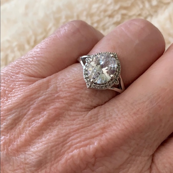 Beautiful ring - Picture 3 of 3